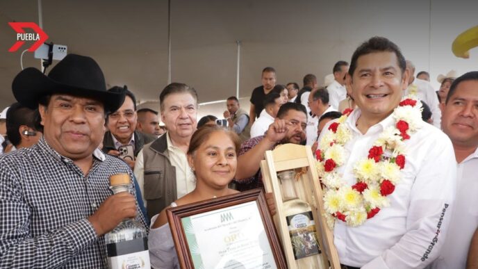 Alejandro Armenta impulsa la soberanía alimentaria con entrega de insumos agrícolasAlejandro Armenta impulsa la soberanía alimentaria con entrega de insumos agrícolas